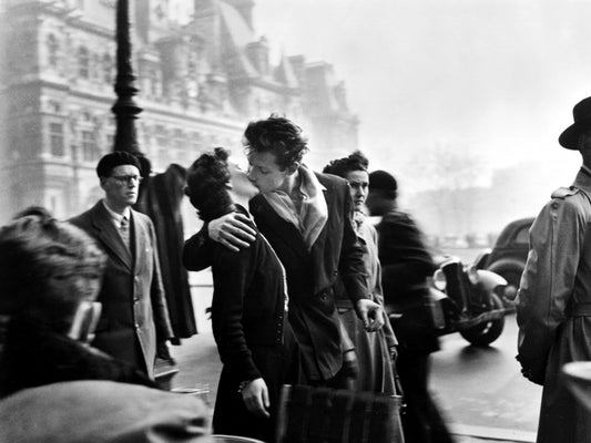 Kiss At The Hotel De Ville Paris Famous Old BW Wall Decor Room Print Retro Vintage Poster