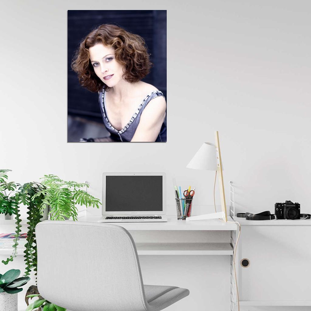 Sigourney Weaver Great Portrait Beautiful Charming Wall Art Print Poster