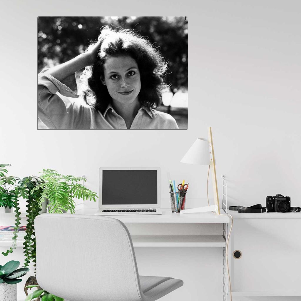 Sigourney Weaver Amazing Portrait Young Beautiful Rare Wall Art Print Poster